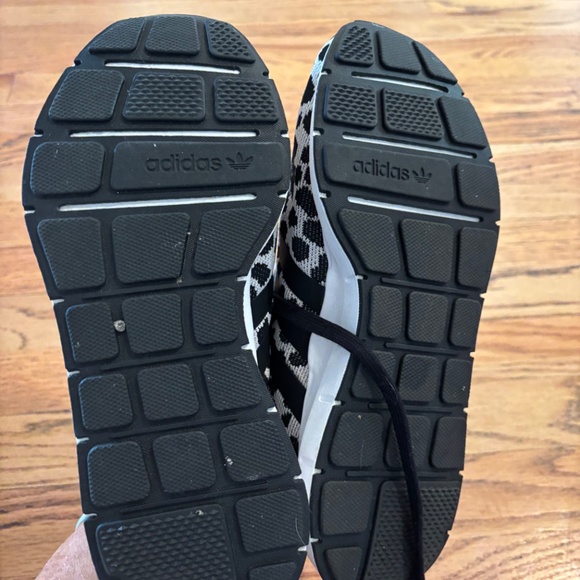 Women’s lightweight size 6 Adidas, tennis shoes - Picture 3 of 4